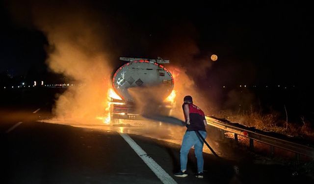 Akaryakıt yüklü tanker alev aldı