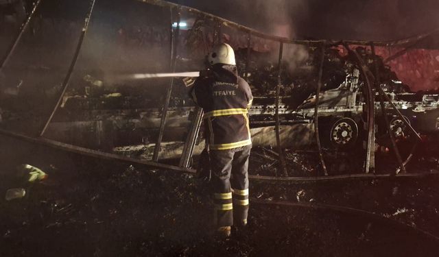 Alev alev yanan tır hurda yığınına döndü