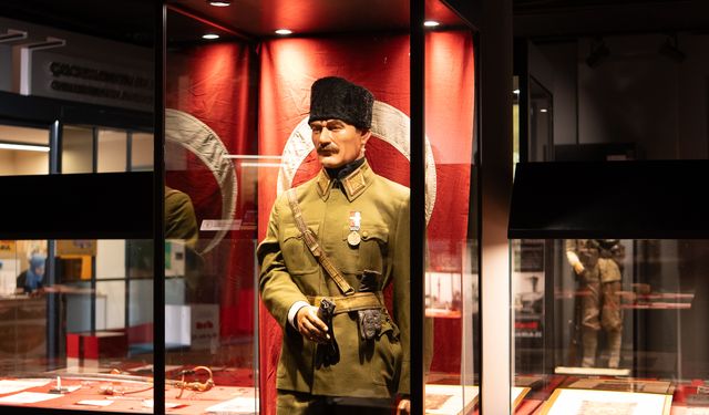 Atatürk'ün üniforması ve kılıcı sergide