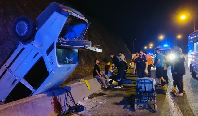 Aynı yönde iki otomobil kaza yaptı