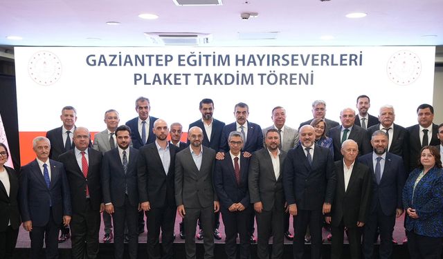 Eğitime katkı sağlayanlara plaket