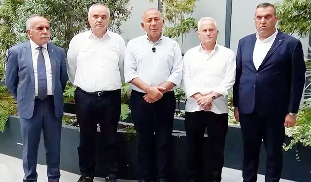 Gürsel Tekin ekibiyle kameralar karşısında
