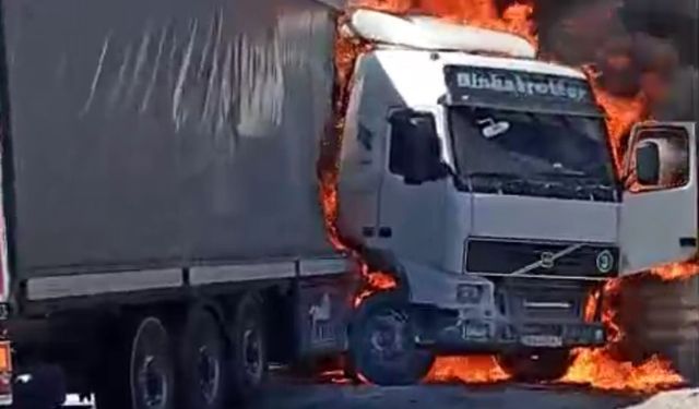 Seyir halindeki tır alev aldı