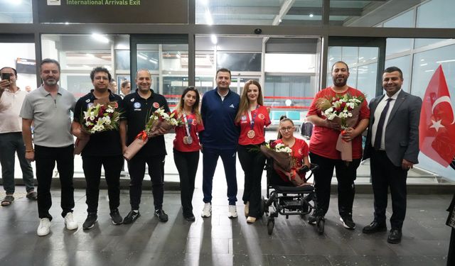 Başarılı sporcular çiçeklerle karşılandı
