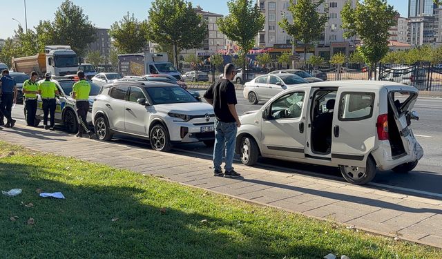 İpekyolu’nda araçlar birbirine girdi