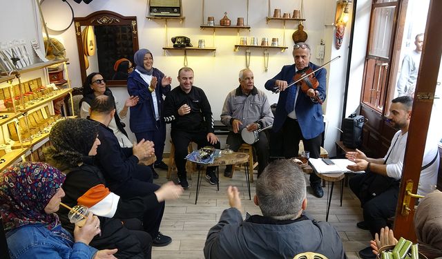 Müşterilerini müzikle karşılıyor