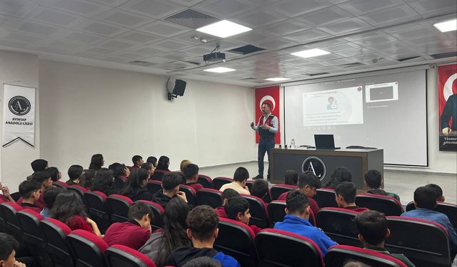 Öğrencilere siber güvenlik bilgilendirmesi