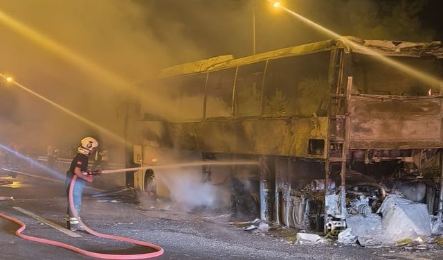 Yolcu otobüsü küle döndü