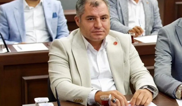 Partisinden istifa etti