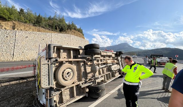 Yolcu minibüsü şarampole devrildi: 13 Yaralı