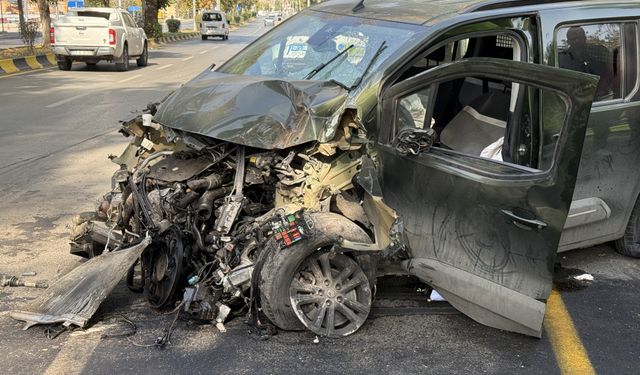 Aydınlatma direğine çarptı