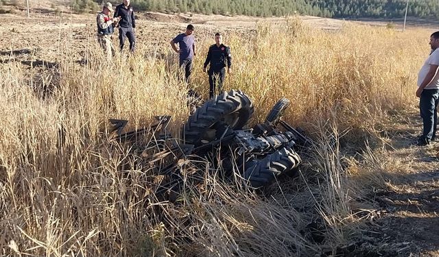 Devrilen traktörün altında kaldı