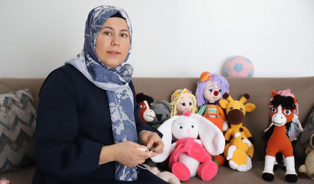 İşlediği oyuncaklarla çocuklarına bakıyor