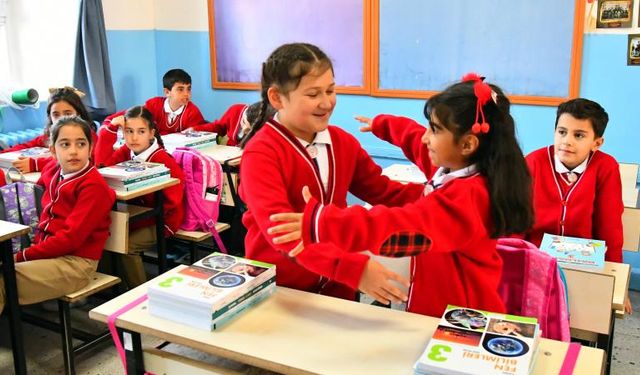 Milyonlarca öğrenci yeniden ders başı yaptı