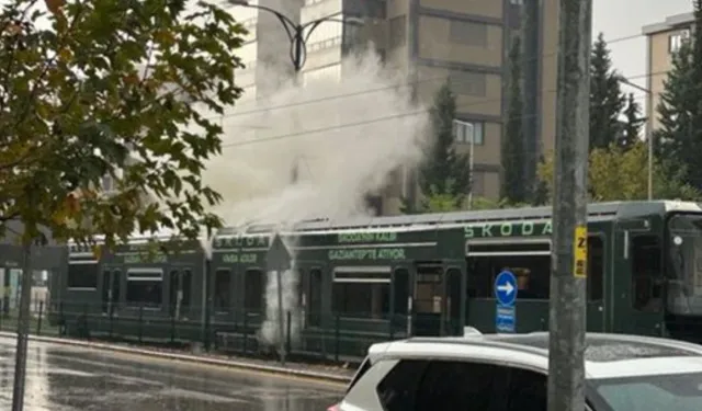 Tramvaya yıldırım isabet etti