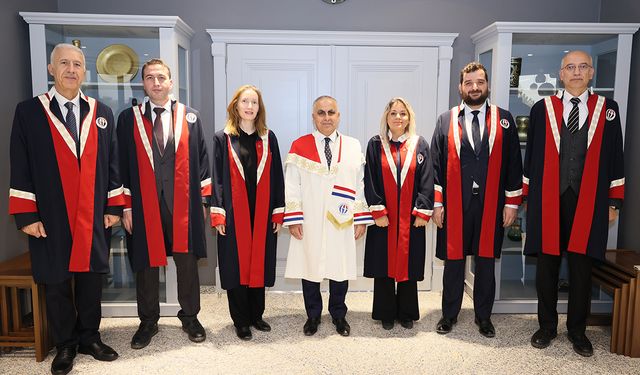 Akademisyenler için ünvan töreni