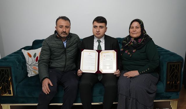 Görme engelli hafızın Kur'an-ı Kerim sevgisi