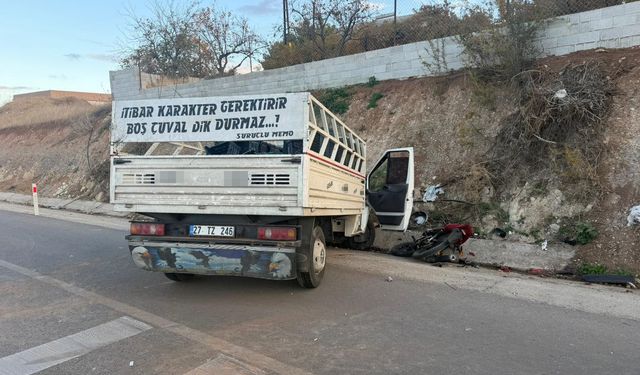 Motosiklet ile kamyonet çarpıştı: 1 ölü