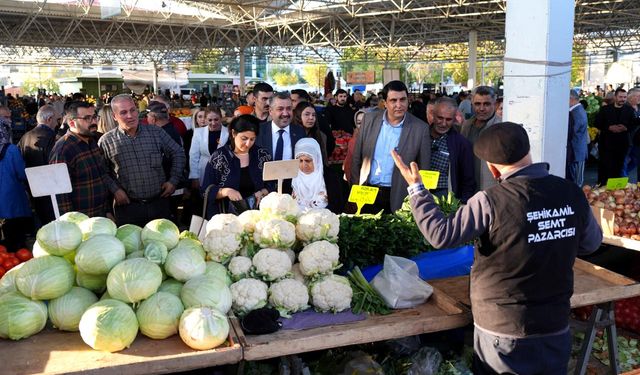 Pazarda vatandaşla buluştu