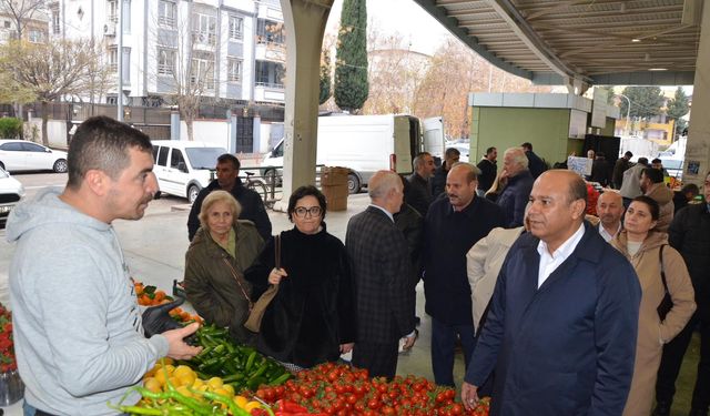 Pazarda vatandaşlarla buluştu