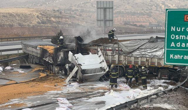 TAG Otoyolu'nda çarpışan 3 tır yandı