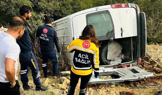 Tarım işçilerini taşıyan minibüs şarampole uçtu