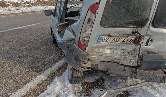Araban'da otomobil ile kamyonet çarpıştı