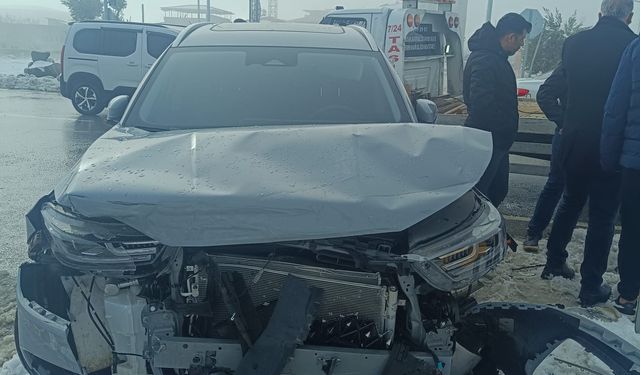 İki otomobil çarpıştı: 3 yaralı