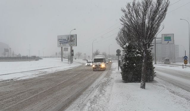 Kar yağışı çiftçilerin yüzlerini güldürdü