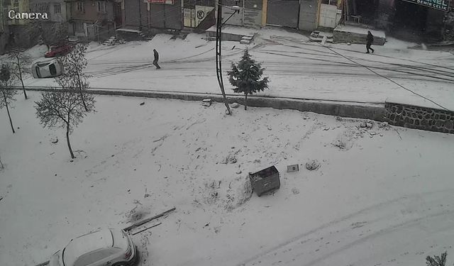 Kayan araç kaldırıma çarparak devrildi