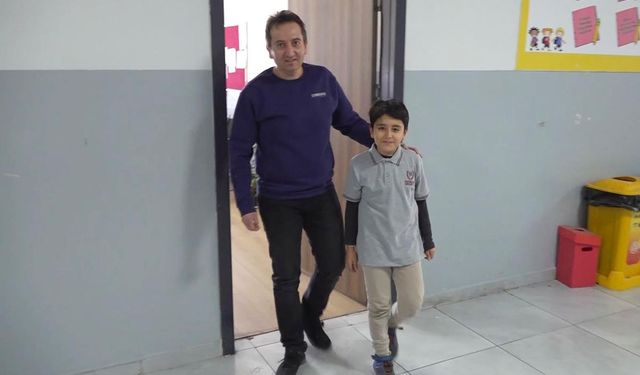 Öğrencisini heimlich manevrasıyla kurtardı