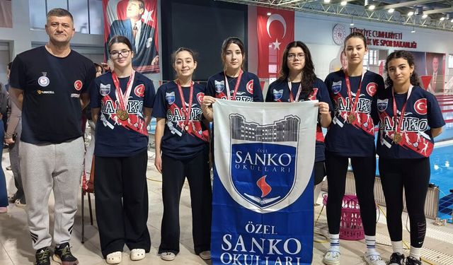 Yüzmede bölge şampiyonu oldular