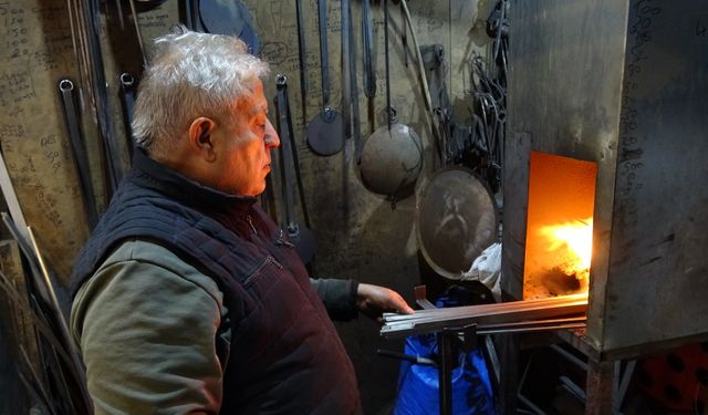 60 yıldır demir dövüyor