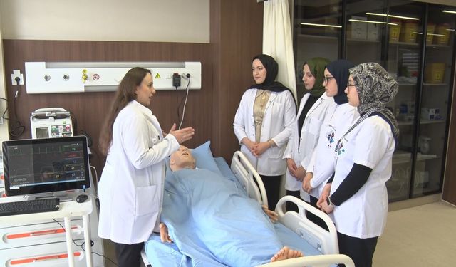 Hemşire adaylarından uygulamalı eğitim