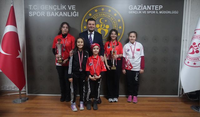 Kupalarını Şahin'e getirdiler