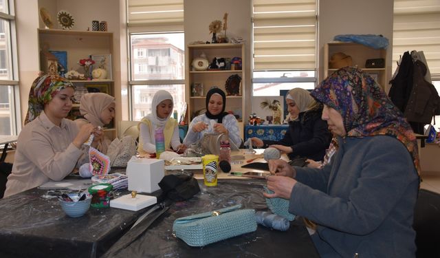 Yaşadıklarını el sanatıyla unutmaya çalışıyor