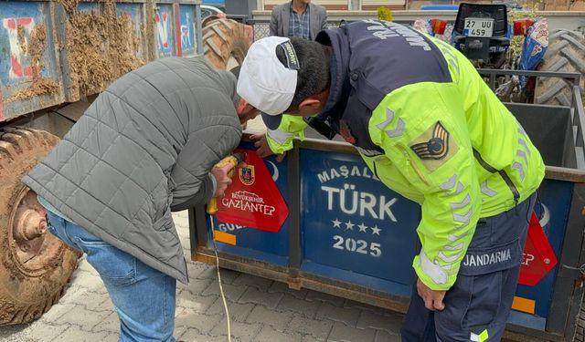 Jandarma eğitim vererek reflektör dağıttı