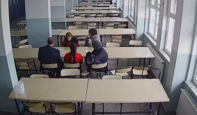 Öğrencisini heimlich manevrasıyla kurtardı