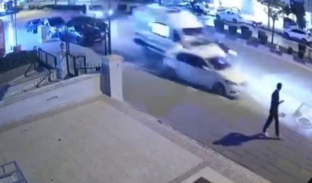 Ambulansın karıştığı kazada 3 yaralı