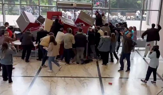 Polisler CHP Genel Merkezi'ne girdi