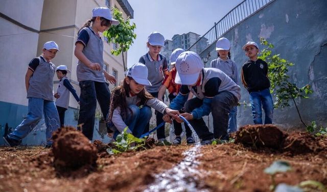 Çocuklar okul bostanında buluştu
