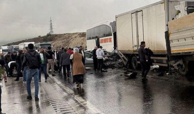 Otoyolda zincirleme kaza: 1’i ağır 5 yaralı