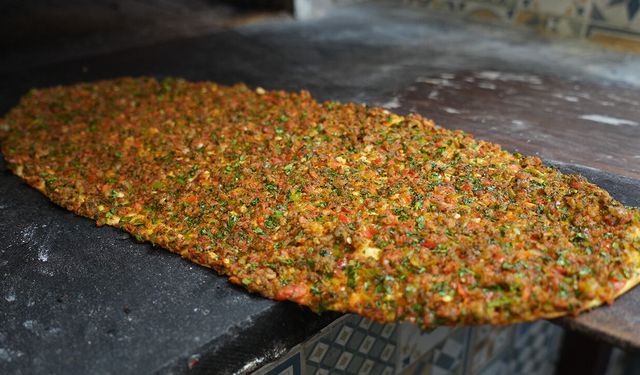 Lahmacun 180 TL satılıyor