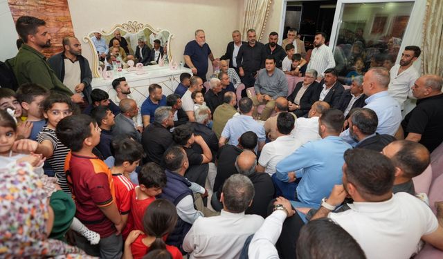Mahalle mahalle geziyor