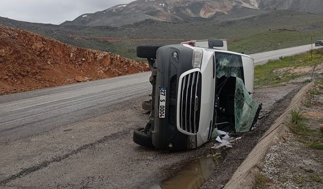 Minibüs devrildi: 11 yaralı