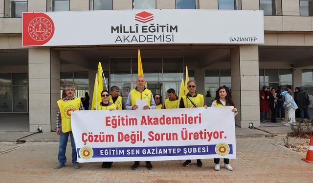 Öğretmen neredeyse barınmaya çalışıyor
