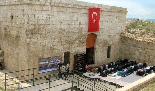 Tarihi iç kale camii restorasyon bekliyor