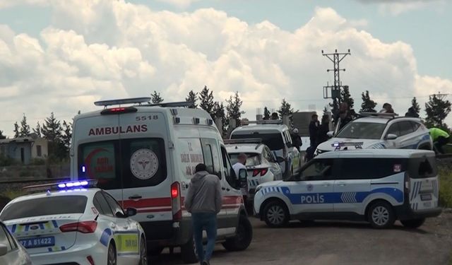 Tren öğrenci servisine çarptı