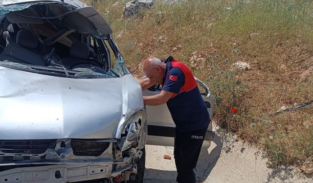 Hafif ticari araç takla attı