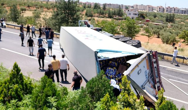 Muz yüklü tır devrildi